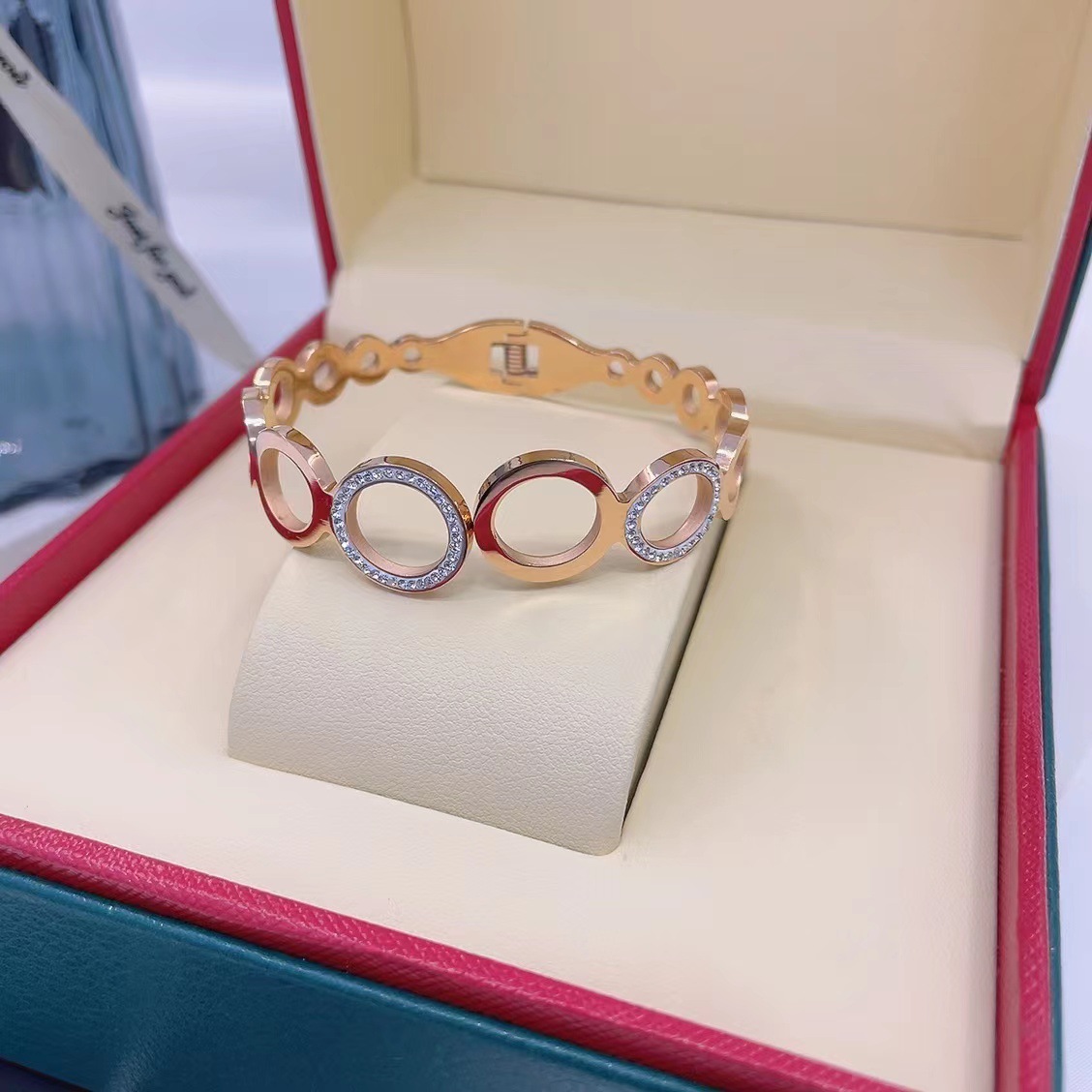 En stock fábrica directa Transfronteriza Popular electrochapado 18K pulsera de acero de titanio femenina personalidad no se desvanece moda nicho moda