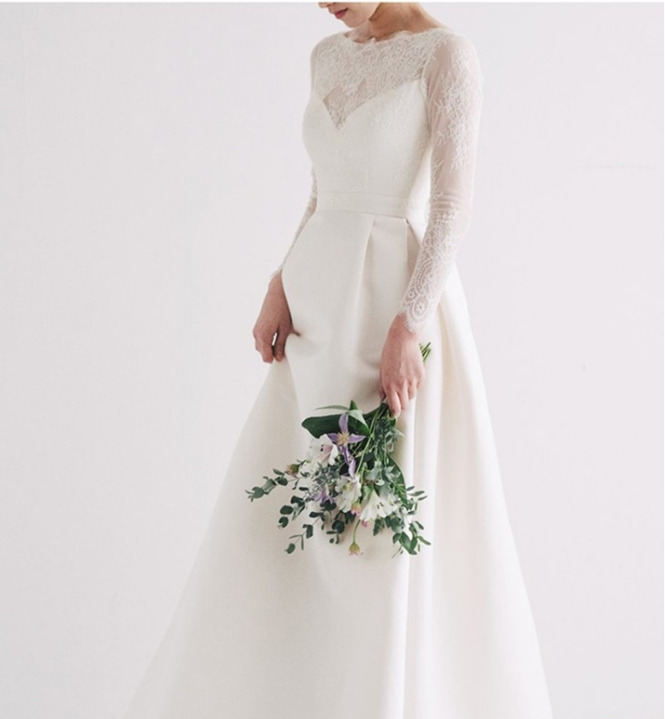 Vestido de novia de satén con encaje y espalda descubierta, de manga larga, nuevo para invierno 2026, vestido de noche sencillo para fotografía de viajes, vestido de novia ligero para exportación.
