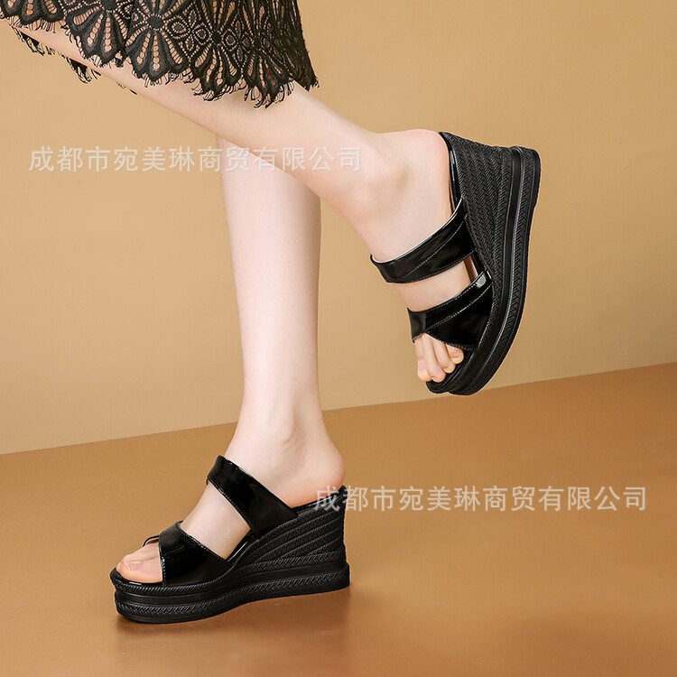 厚底坡跟露趾拖鞋女2025夏季新款9cm 超高跟漆皮一字拖女外穿凉鞋