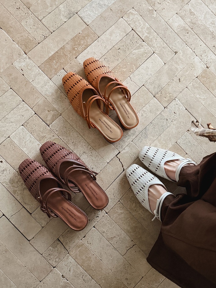 Dép sandal nữ da cừu mũi vuông gót thấp quai chữ V phối màu — màu nâu, Màu cà phê đậm, màu trắng ngà chi tiết 32