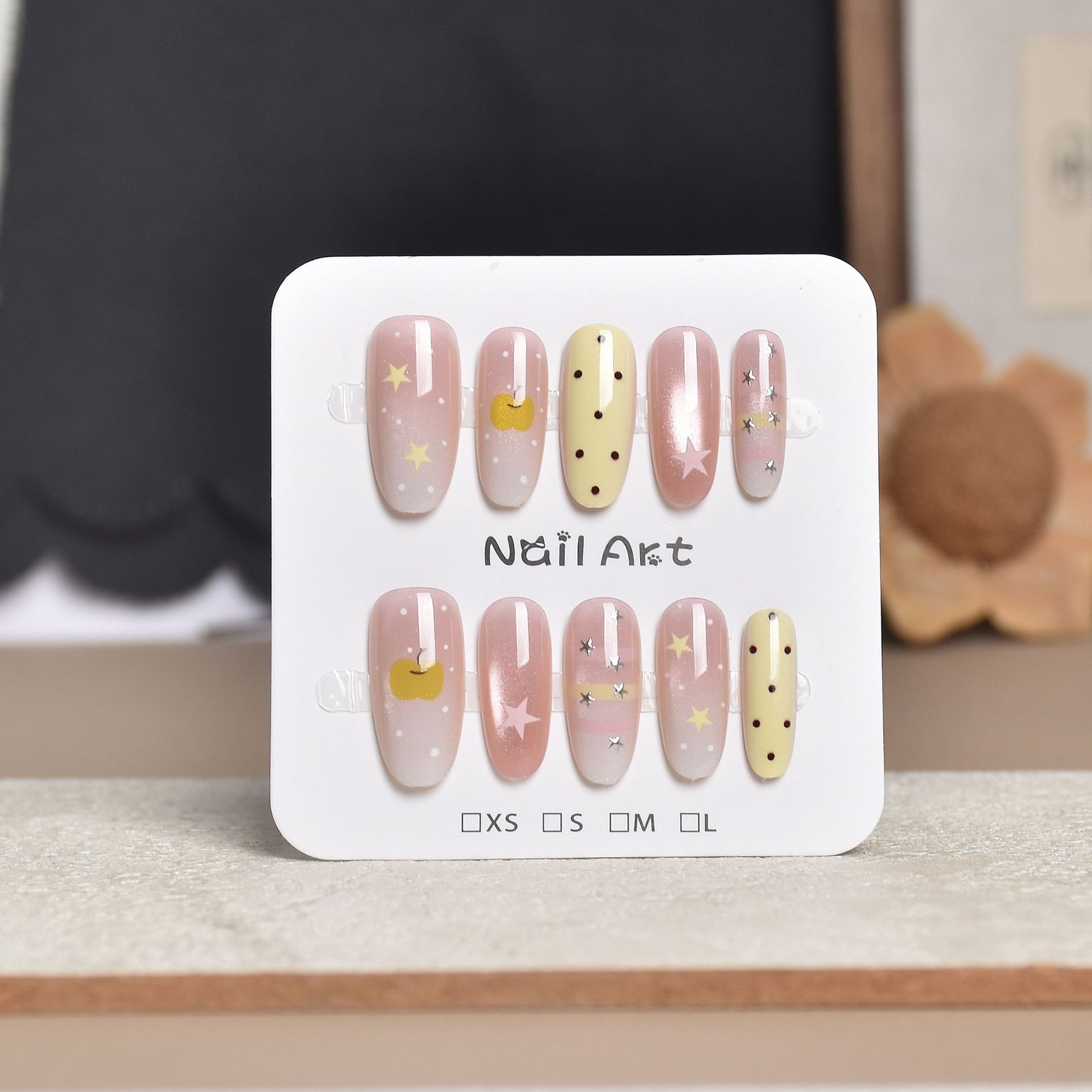 Uñas postizas francesas con diseño floral dorado, estilo ojo de gato, cortas y desmontables, producto de alta gama para arte de uñas 2026.