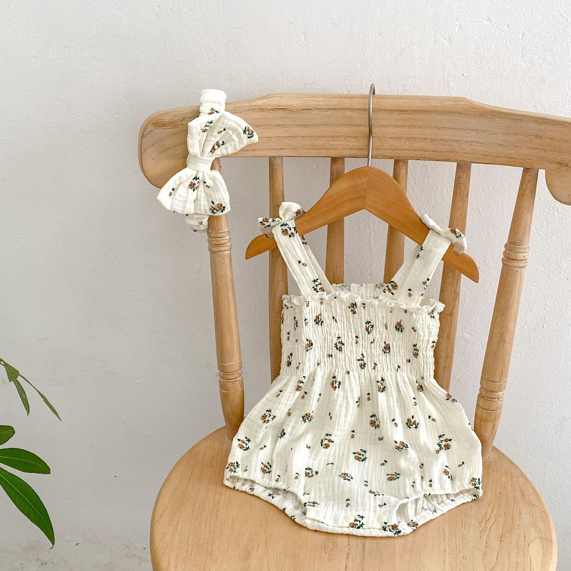 Verano niña arco Correa mameluco estilo occidental pequeño floral sin mangas vaina bebé mono mameluco