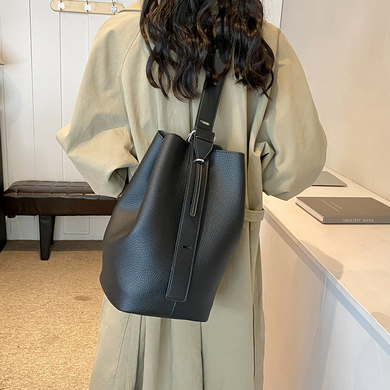 Versatile secchiello per le donne 2024 nuovo alla moda e di nicchia, grande capacità borsa a tracolla singola per la mamma da viaggio_voghion.com