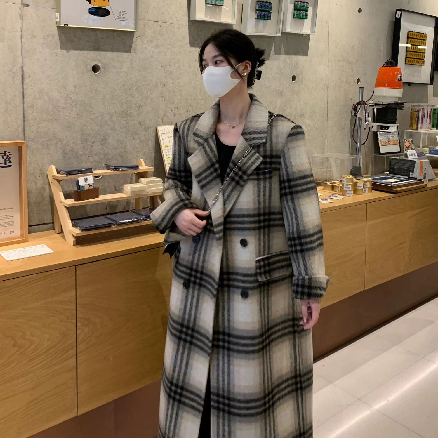 Взрывы интернет-знаменитостей 2023 Новое двустороннее шерстяное пальто Длинное корейское свободное шерстяное пальто в клетку в наличии