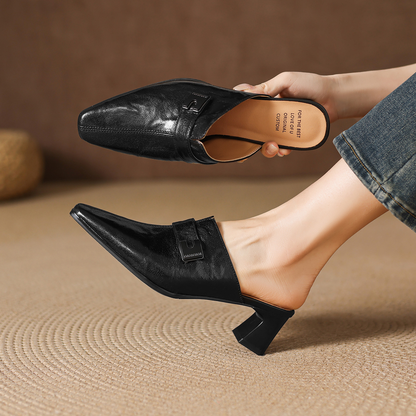 Dép sandal cao gót nữ mũi nhọn quai ngang da dê gót thô 5 cm — đen