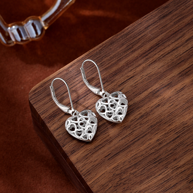 Transfronterizo Amazon venta caliente S925 pendientes de plata esterlina hueco pendientes en forma de corazón para mujeres europeas y estadounidenses populares simple amor pendientes