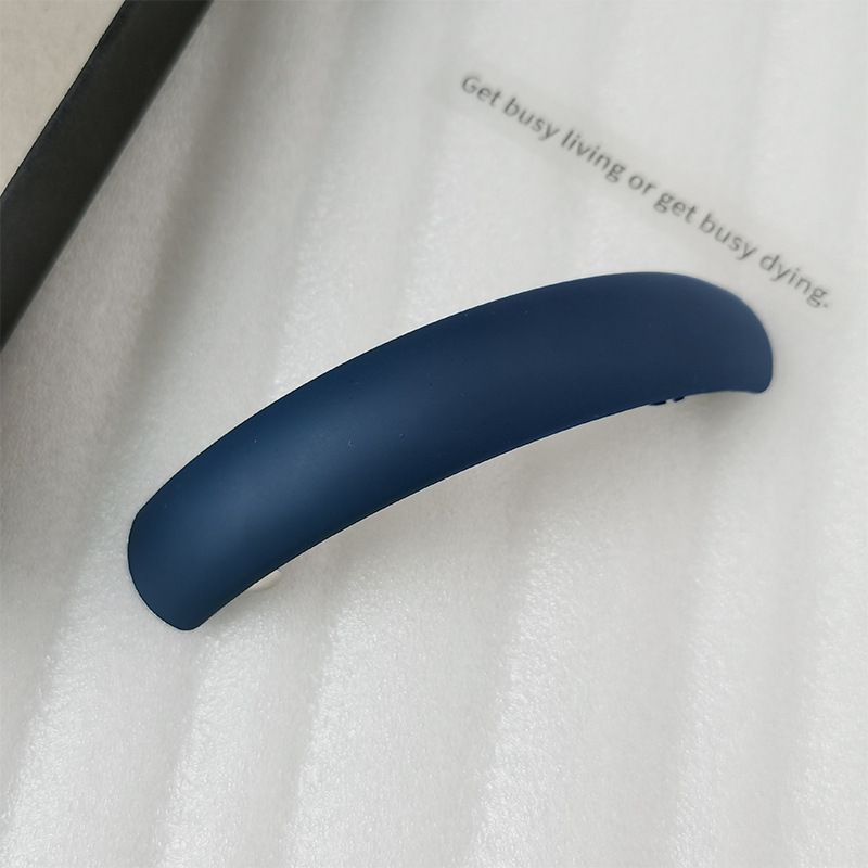 Minimalistische matte haarclip voor dames, elegante gebogen haarspeld met veermechanisme, modieuze grote haarclip voor een paardenstaart._voghion.com