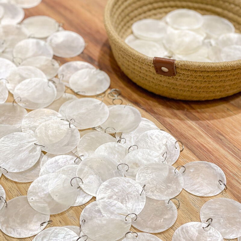 High-Quality Natural Double-Hole Shell Pieces, Mother-Of-Pearl Round Pieces, Mirror Shell Pieces, Wedding Decoration Wind Chime Door Curtain Production Materials