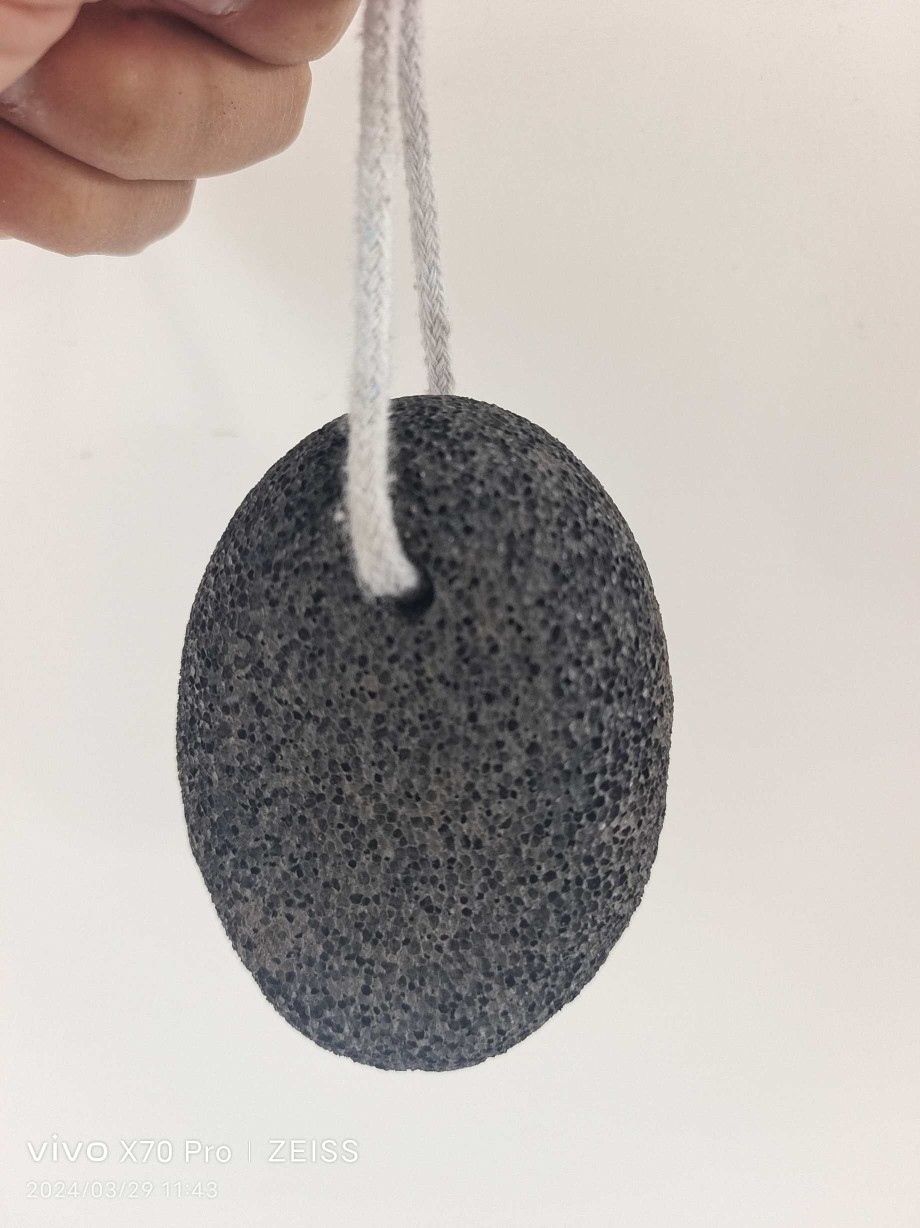 Piedra de molienda de piedra volcánica Piedra de molienda ovalada para eliminar la piel muerta y los callos, el raspador de pies poroso se puede usar con una película plástica de cuerda