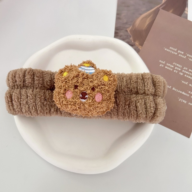 顔を洗って髪を洗って新型の少女の韓国の化粧をつけてマスクの専用のカチューシャをつけます。