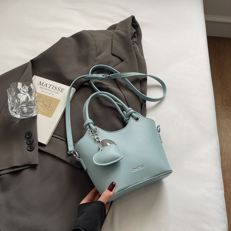 Moda de verano bolso de cubo de mano mujer 2025 nuevo producto diseño de nicho bolso de viaje bolso de mensajero casual simple