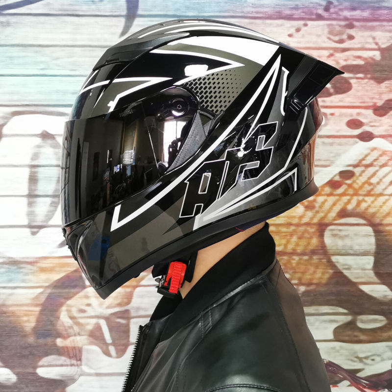 검정색과 흰색의 변함없는 차 거울 + 밝은 검정색 꼬리