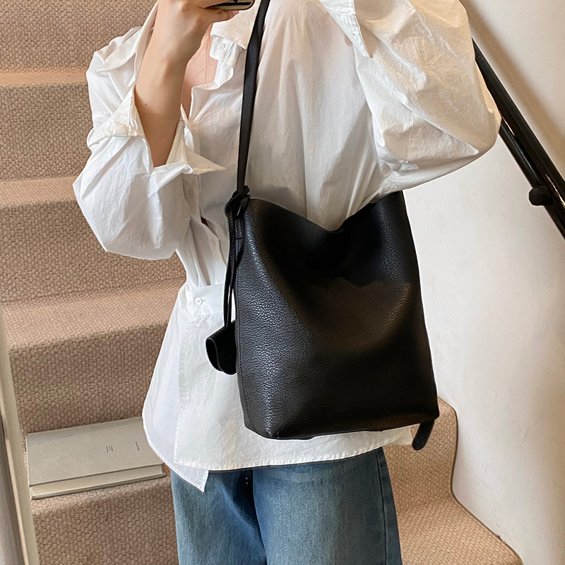 Bolso de cubo de mano de moda de comercio exterior para mujer 2025 nuevo bolso de hombro simple de venta caliente versión coreana bolso casual de alta gama