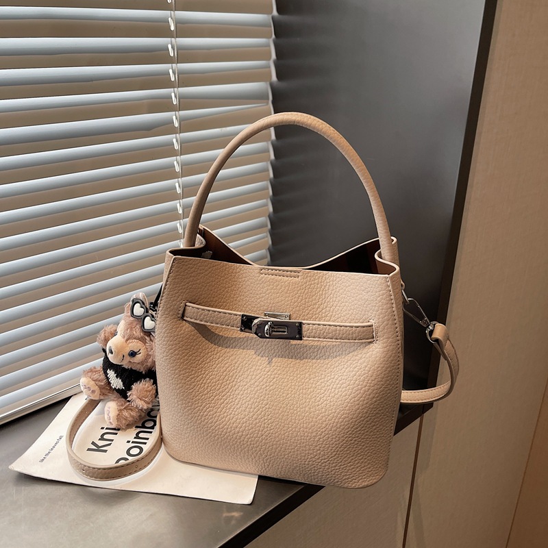 Bolso de mano de alta sensación para mujeres 2025, nueva moda versátil bolso de mochila de gran capacidad de viaje a casa bolso de cubo