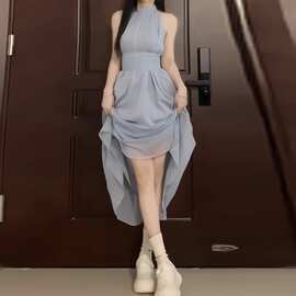无袖挂脖连衣裙子女春季2025新款海边度假设计感气质法式收腰长裙