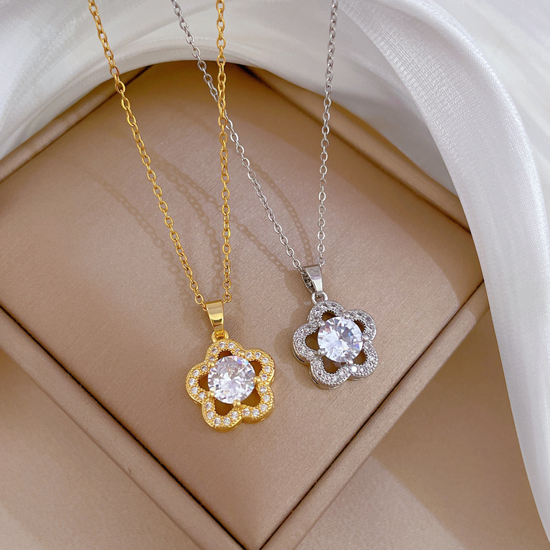 Five Leaf Flower Necklace In Titanium Steel With Gold Finish For Women_voghion.com