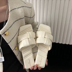 このデザインは素晴らしい! 足の指の方にフラットスリッパを編む女性は、2023夏の柔らかい底のビーチを履いている