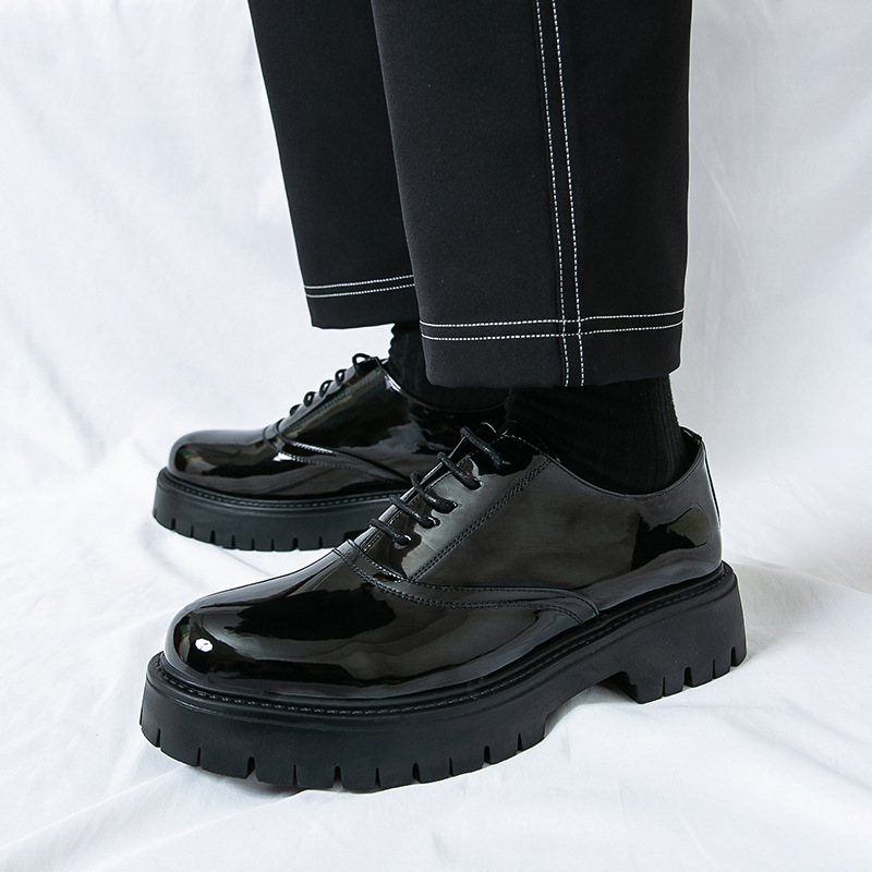 fashionable trend shoes with shoelaces English style