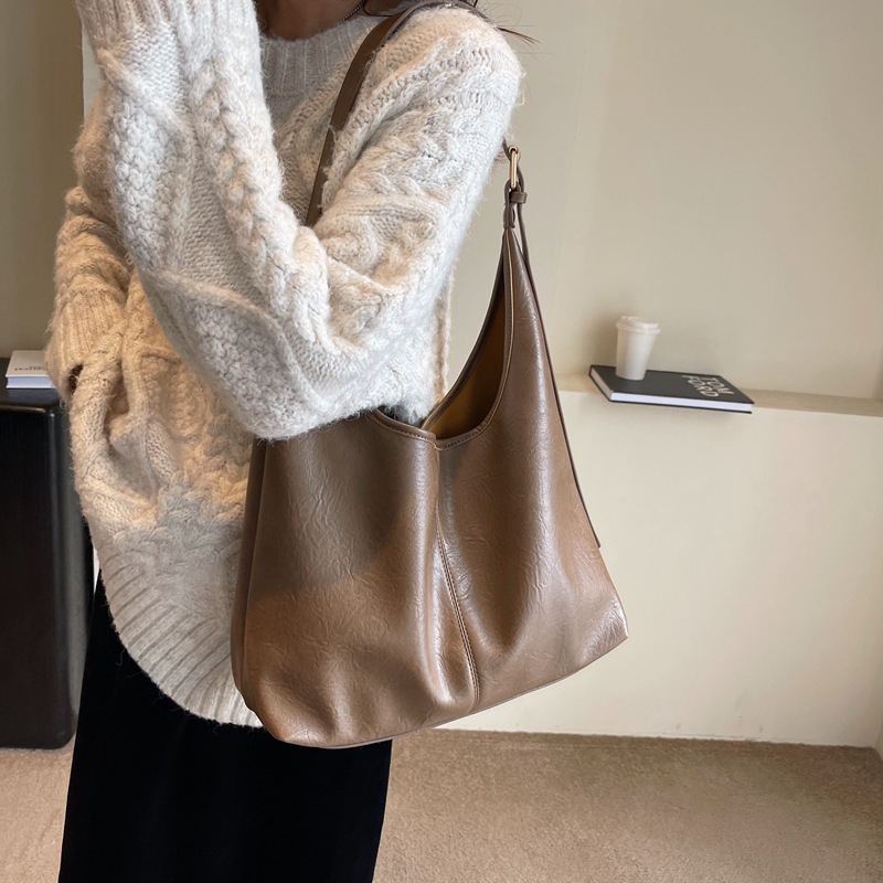 Bolsa de gran capacidad para mujer Otoño e Invierno retro 2023 nuevo todo partido hombro crossbody bolsa de cubo bolsa de viaje de clase