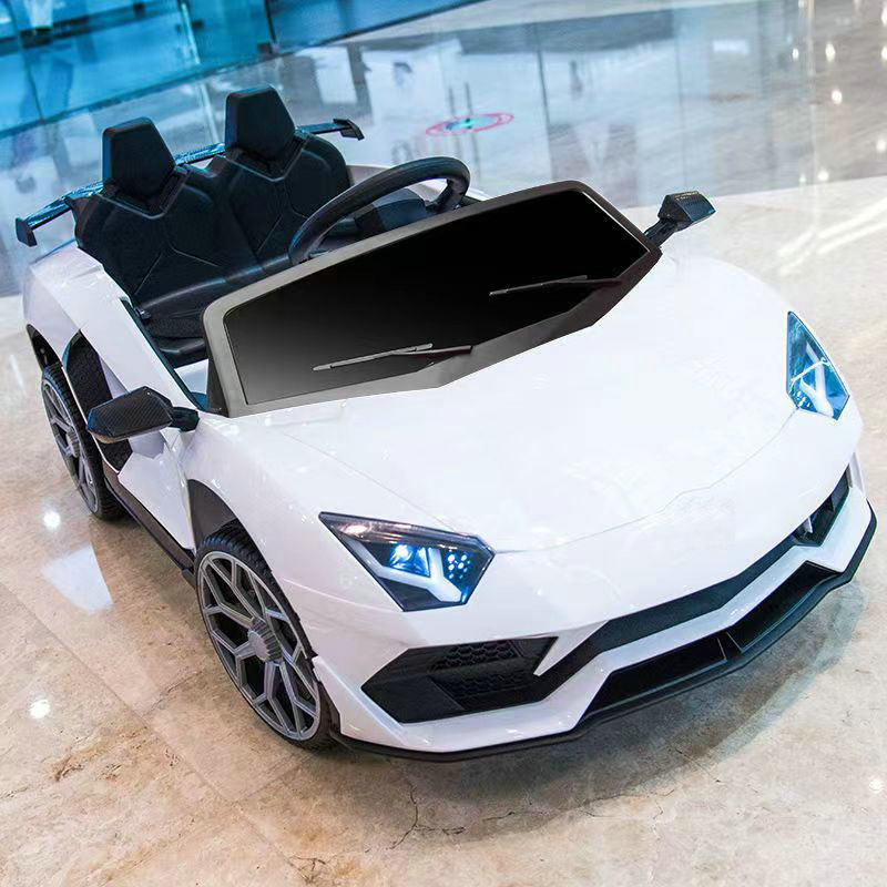 Coche eléctrico para niños con control remoto coche de juguete de cuatro ruedas puede sentarse hombre y mujer bebé columpio batería coche al por mayor