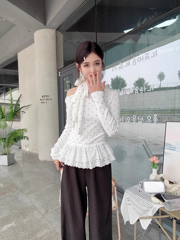 白色波点印花蕾丝下摆斜肩露肩长袖T恤女早秋季温柔甜美修身上衣|undefined