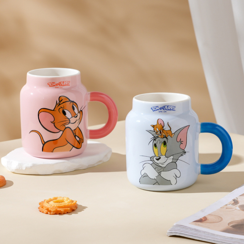 Gatos y ratones de dibujos animados tazas de color exquisita oficina en el hogar regalo de mano fábrica taza de cerámica venta directa