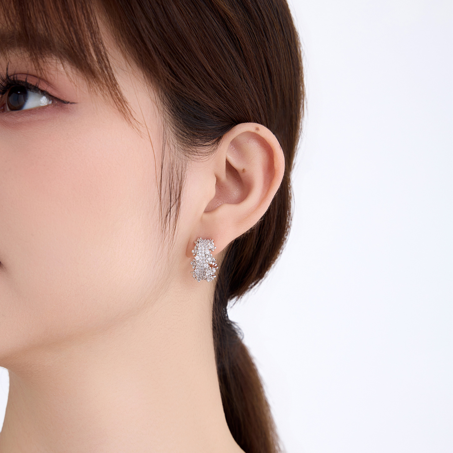Xuping gemas artificiales ligeras de lujo temperamento pendientes de aleación de cobre chapado blanco transfronterizo ins aretes de viento al por mayor mujeres