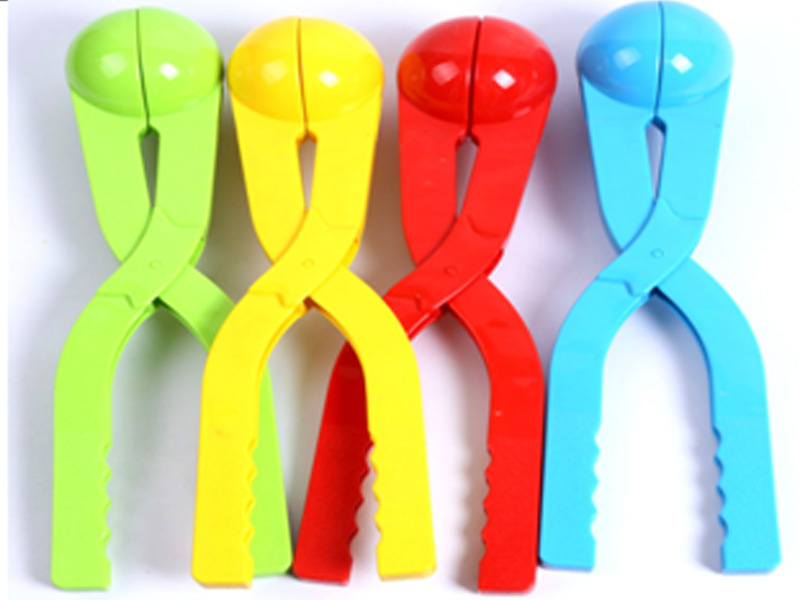 Una variedad de juguetes de nieve se puede utilizar para invierno al aire libre clip de bola de nieve juguetes de nieve para niños