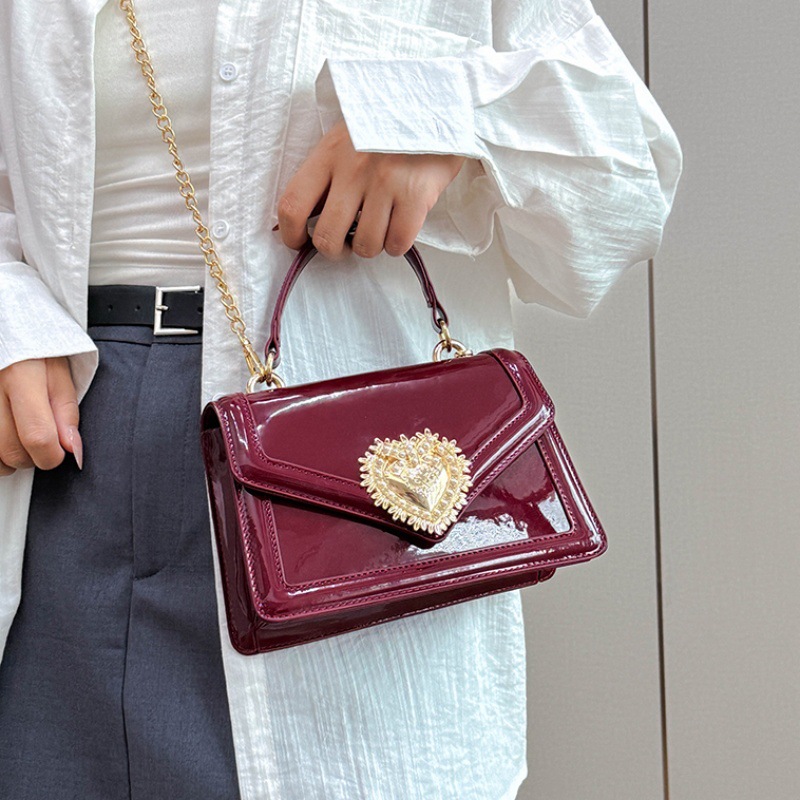 Bolso de cadena de textura transfronteriza 2025 nuevo bolso de amor bolso de hombro de sentido avanzado bolso de mensajero brillante de charol mujer