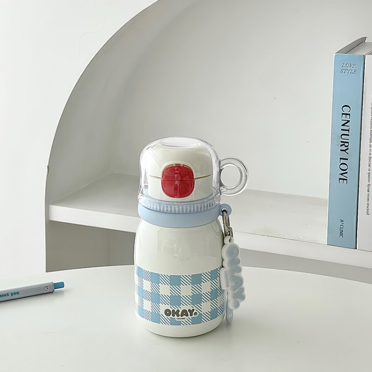 Una taza de tres bebidas taza de cubierta de agua potable taza de paja de acero inoxidable taza de agua portátil pequeña para niñas de alto valor facial