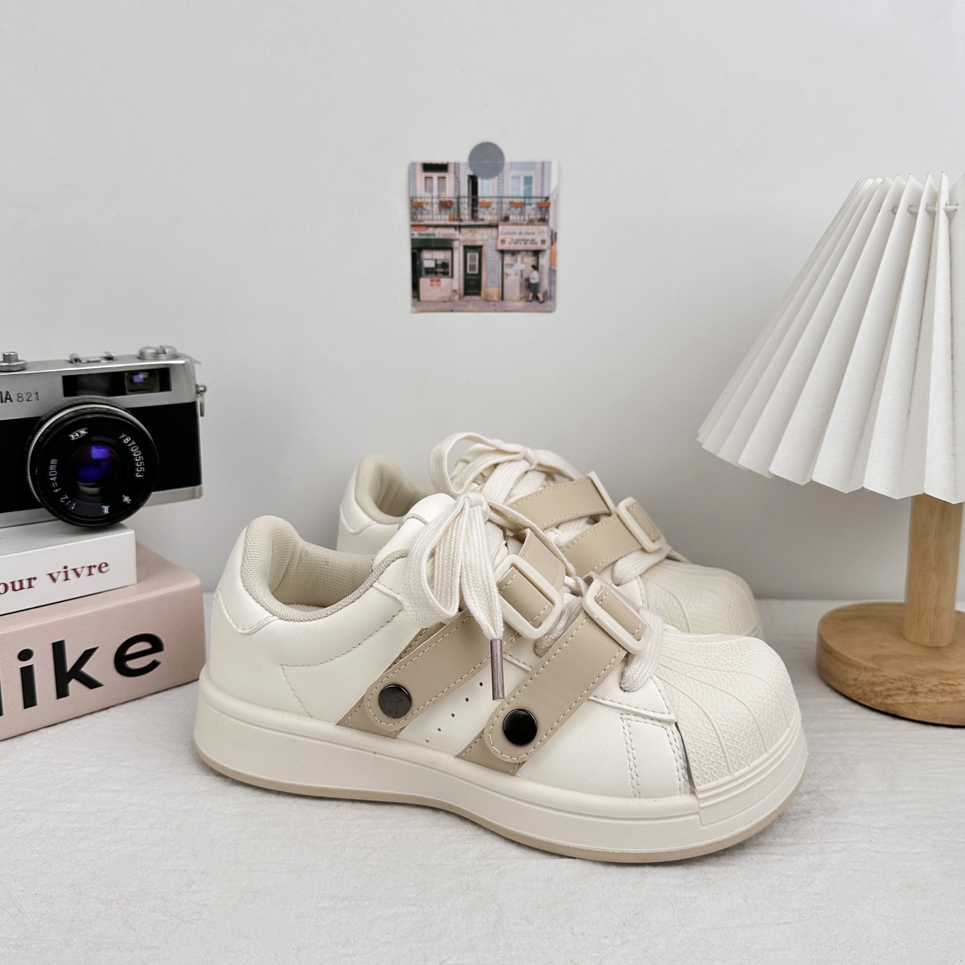 Zapatos de pan de soleas gruesas de larga onda de zapatos de mujer de principios de otoño de 2025 zapatos de pizarra casuales de estilo chic