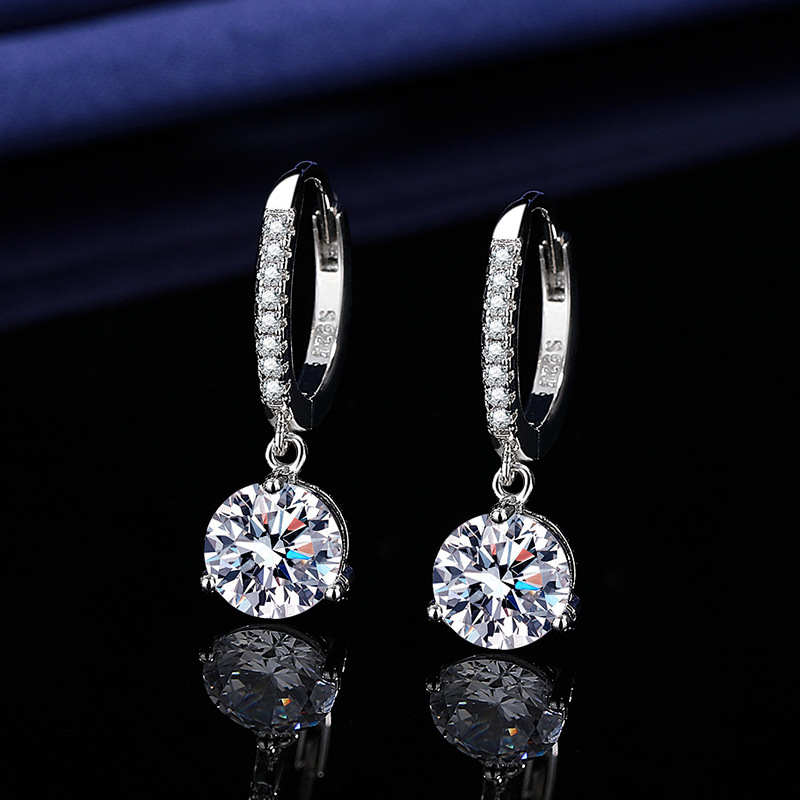 Venta caliente en vivo moda popular exquisita pendiente redonda de un solo diamante mujer con incrustaciones de circón chapado en platino pendiente corta de diamante Moissan