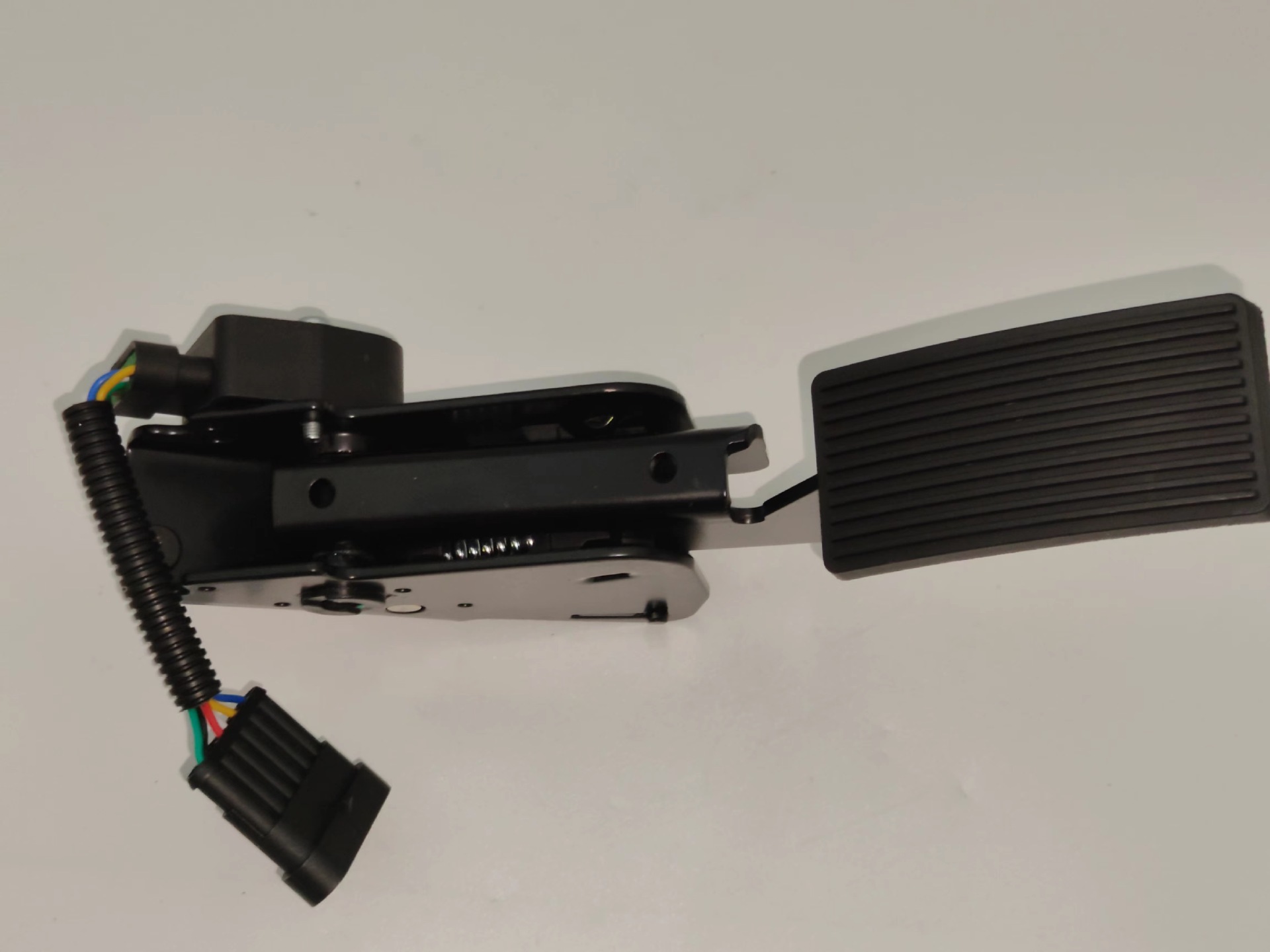 Truck Parts Throttle Pedal for Sinotruk Dongfeng 1108010-T0100 Electronic Throttle Pedal