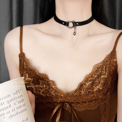 Retro Maillard choker leather collar with plush sunflower pendant necklace, unique and versatile denim rebel girl accessory