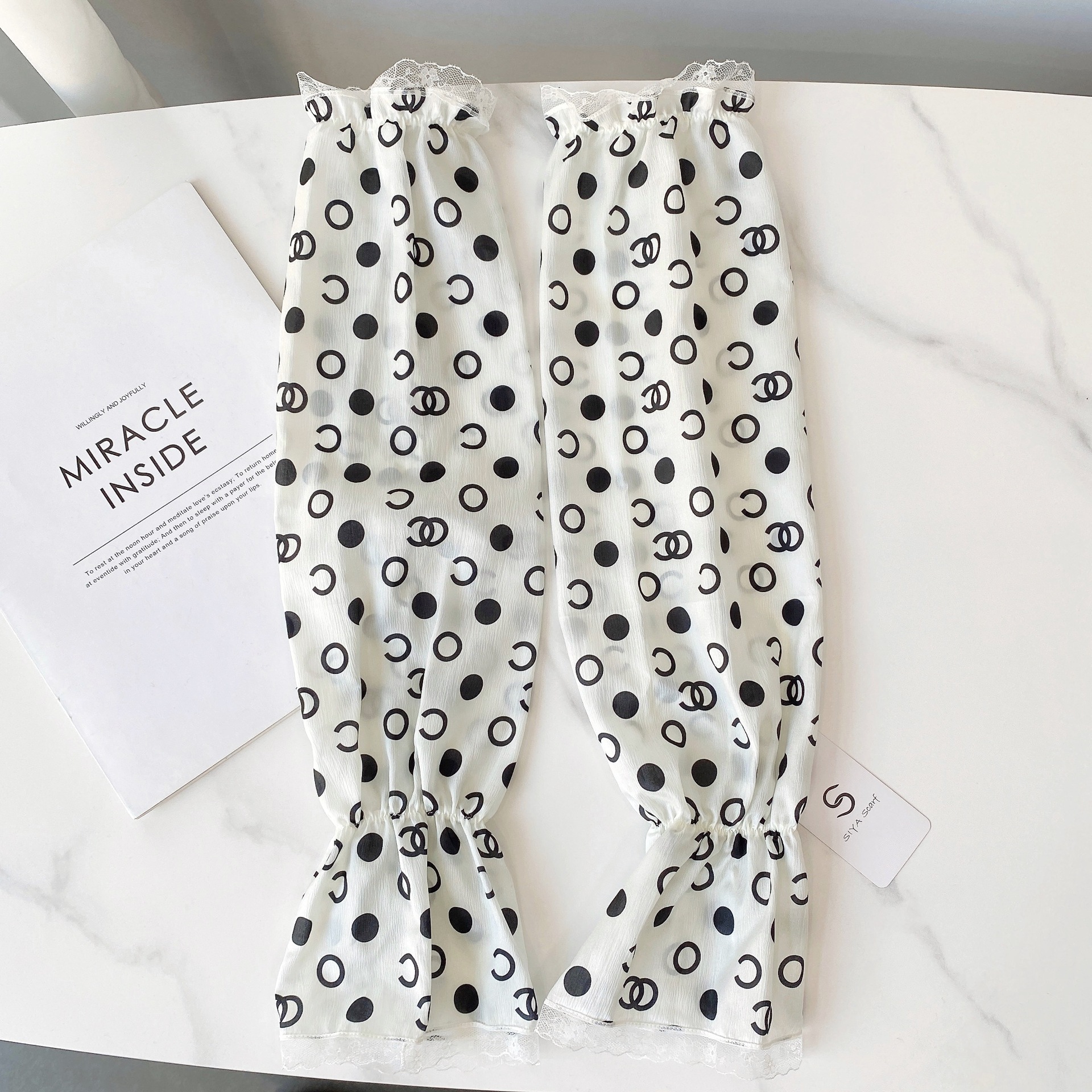 Verano estilo coreano ligero transpirable overse manga de encaje de las mujeres protección solar fresca manga de hielo satinado protección del brazo de conducción al aire libre al por mayor