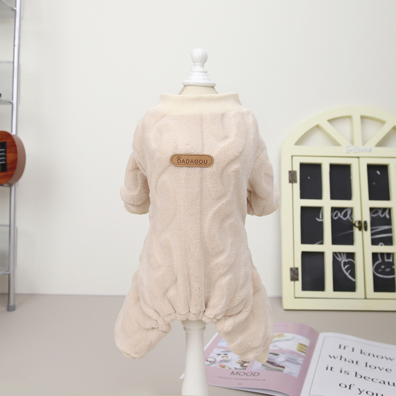 Mascota de cuatro patas ropa de terciopelo gato y perro ropa de otoño e invierno nueva ropa de terciopelo de cuatro patas mascota 22 giro de cuatro patas ropa de terciopelo