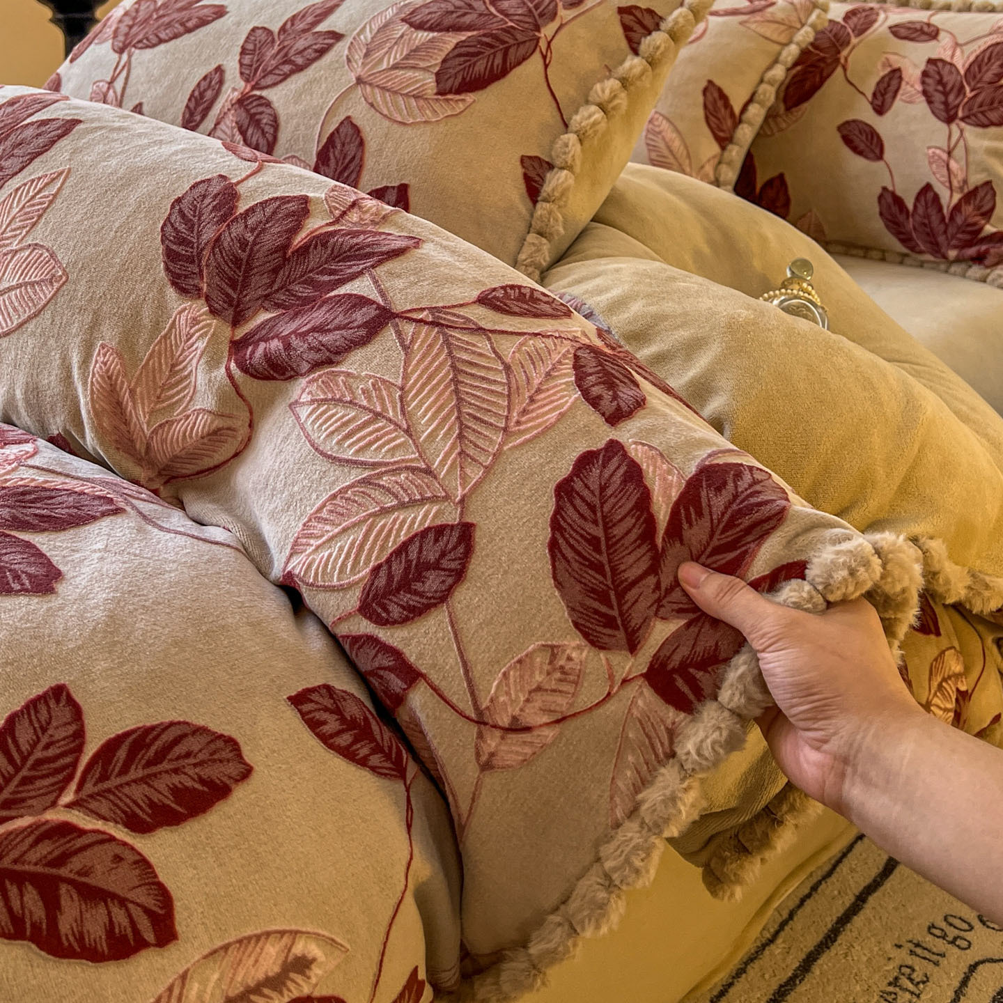 Autumn and Winter Thickeneded Milk Coral Velvet Bed Four-Piece Set Flannel Carved Quilt Cover Lace Bed Sheets Single Bedding Bed Sheets