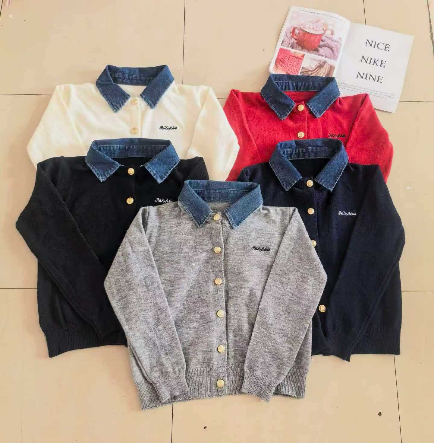 Jeans empalmado con la solapa de punto Cardigan de mujer otoño nuevo falso dos piezas con cremallera adelgazante abrigo de suéter casual universal