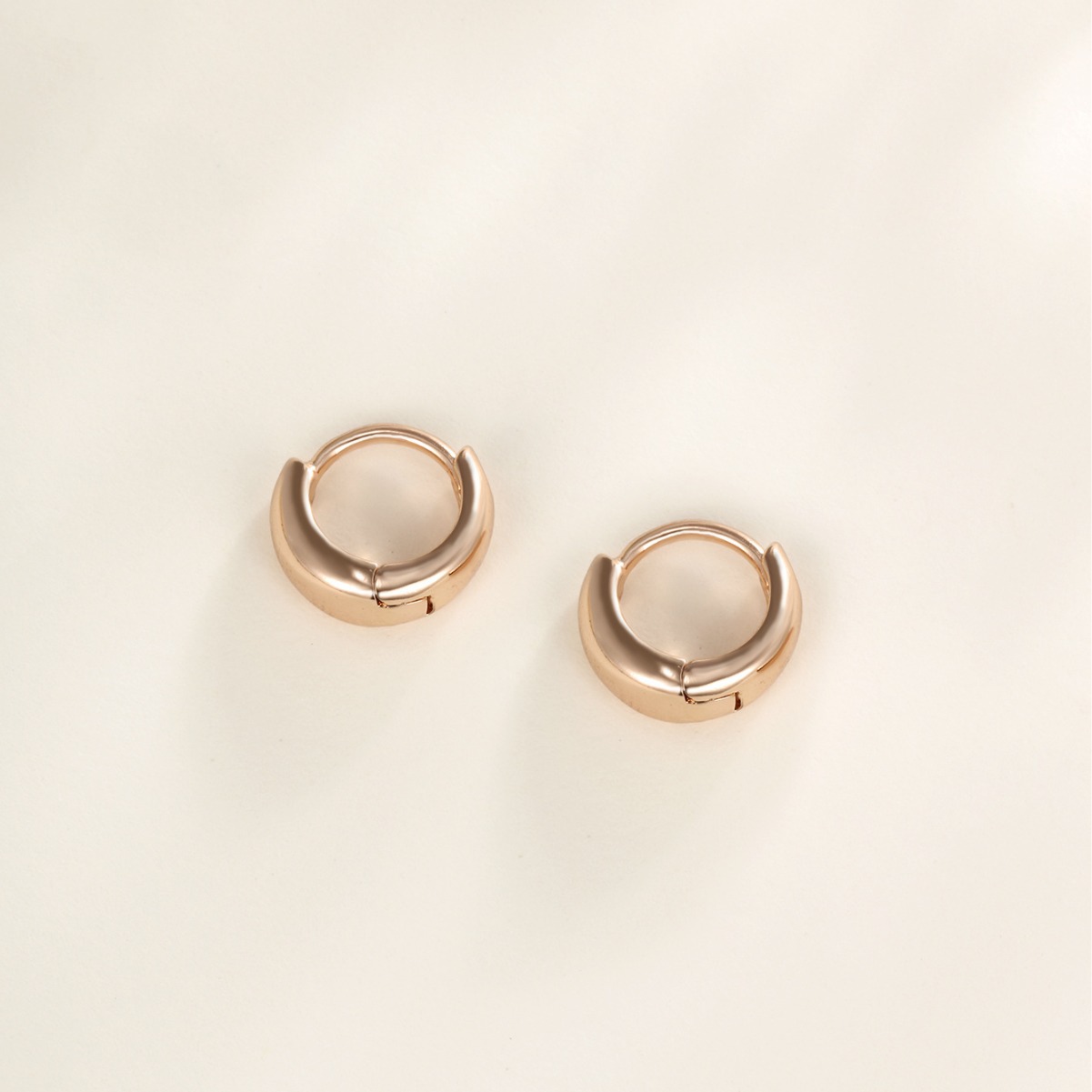 Xuping joyas transfronterizas europeas y estadounidenses simples y compactos pendientes de círculo de orejas de lujo ligero para mujeres procesamiento de orejas de alta calidad personalizados image 4