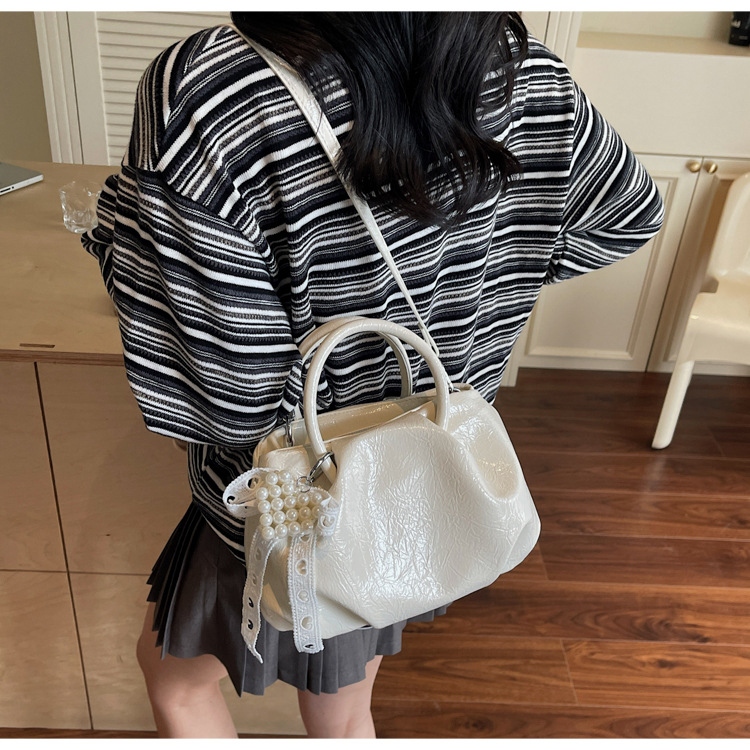 Fashionable tote bag, large-capacity underarm bag, 2025 new solid color texture women's bag, simple commuting bag, soft leather single-shoulder undefined