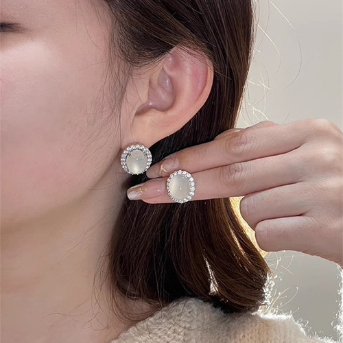 Yingying white moonlight ice transparent white chalcedony round gemstone earrings for women light luxury niche high-end ice transparent lychee earrings