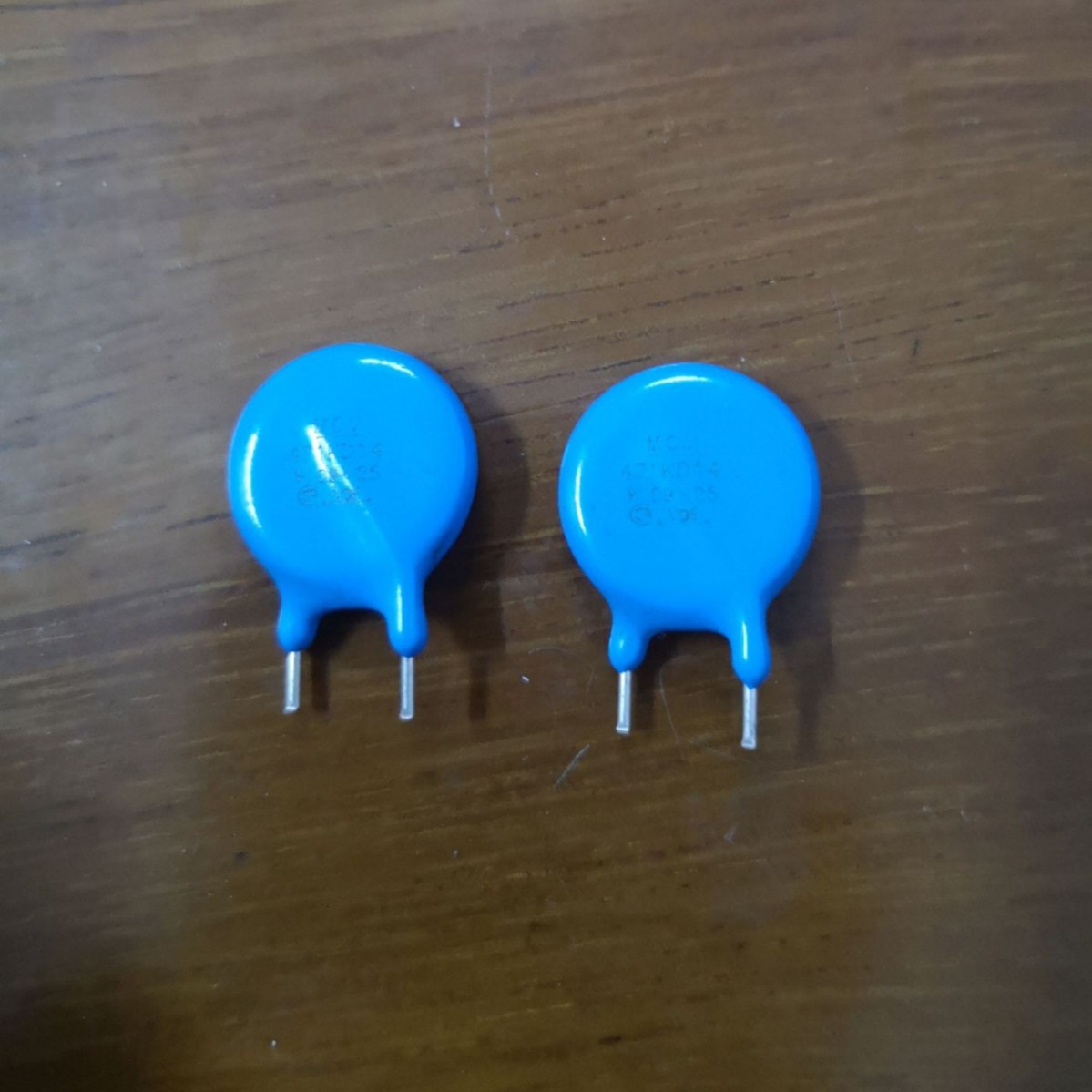 全新压敏电阻 14K 471 脚距：8mm