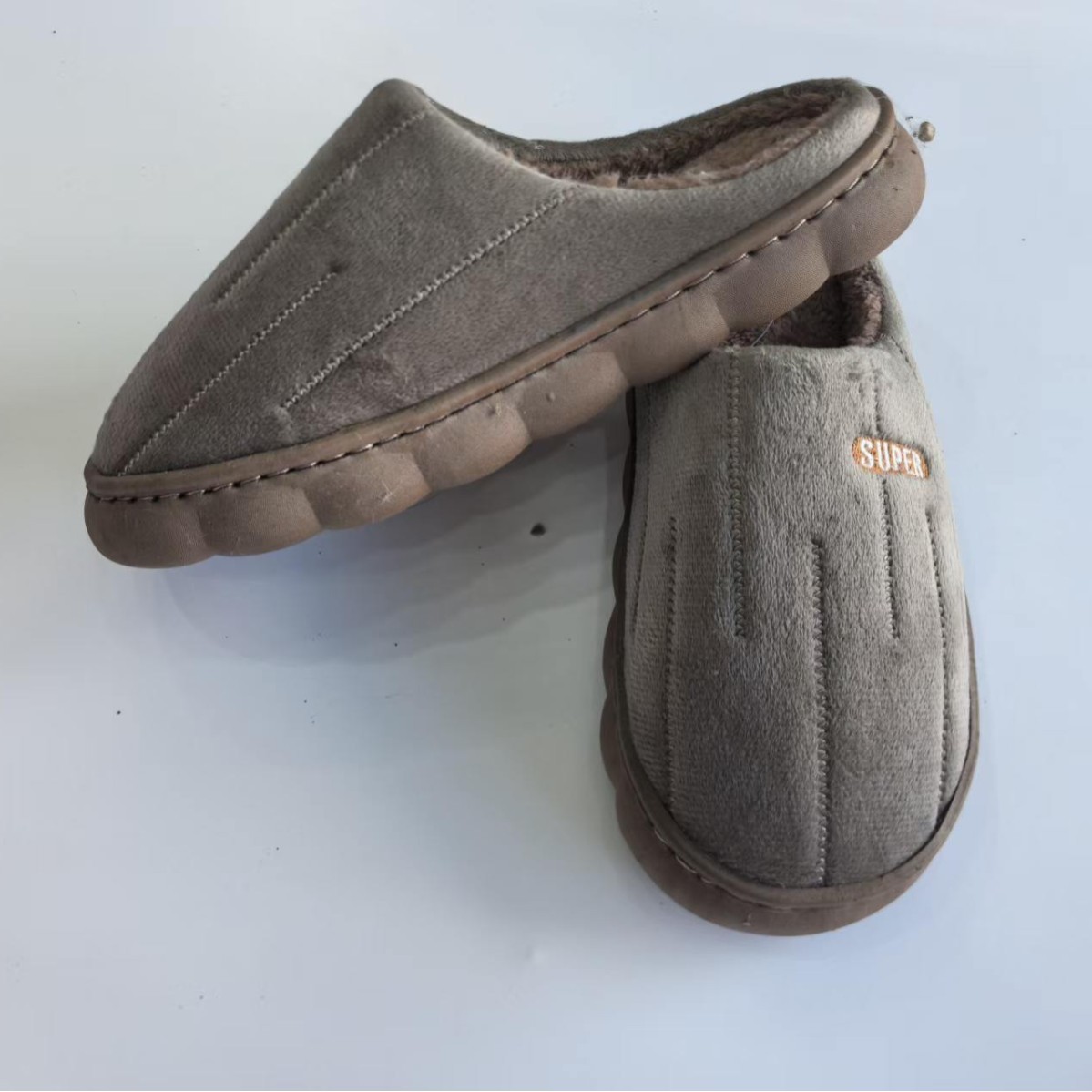 Zapatillas de algodón de invierno antideslizantes para mujeres, zapatillas cálidas para el hogar para hombres, lindas zapatillas de algodón de lana para invierno image 4