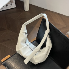 韓系ins大容量レトロな柔らかい皮のしわのギョーザの包みはだらだらしています。