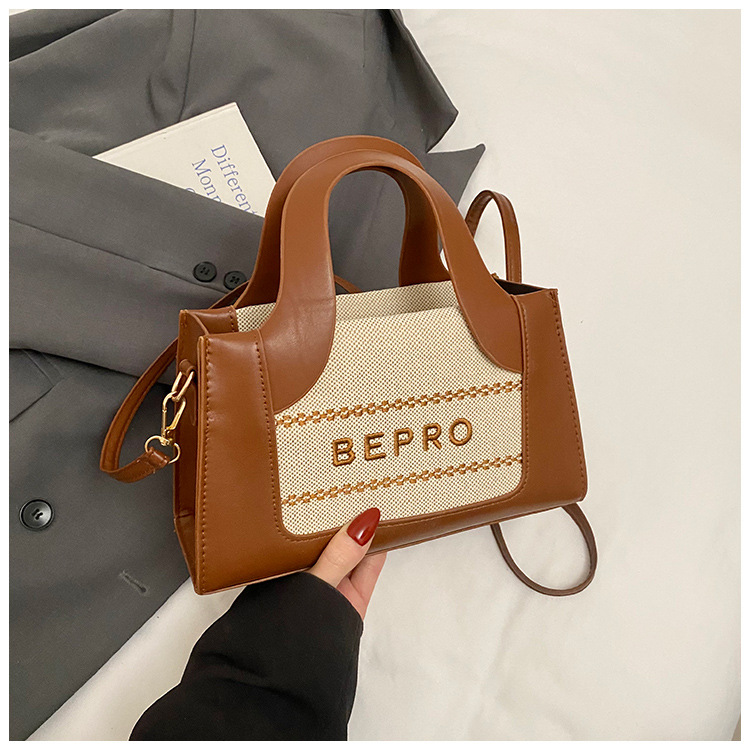 2026 estilo de moda letras impresión de mano mano de hombro oblíquo empalme de color nuevo bolso cuadrado simple europeo y americano