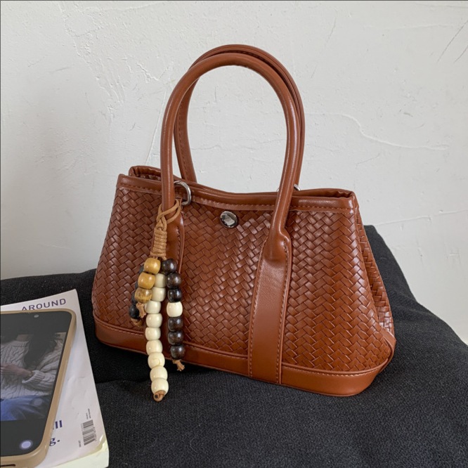 Bolsa de mano de alto nivel transfronterizo trenzada bolsa de cubo de agua para mujeres otoño y invierno 2025 nuevo estilo extranjero bolso de hombro bolso de mochila versátil