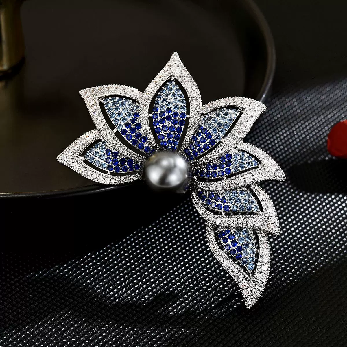 高档保色电镀时尚流行高贵婚礼礼服胸针七叶灰珠胸针