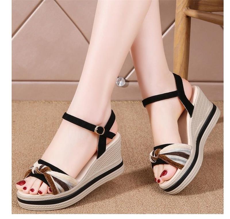 Sandalias de taón de pendiente de verano para mujeres muffins de piel suave 2026 nuevos zapatos de mujer de altura delgada y cómodos antideslizantes
