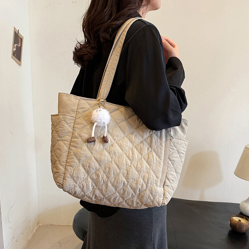 Women's Quilted Shoulder Bag Large Capacity Commuter Tote_voghion.com