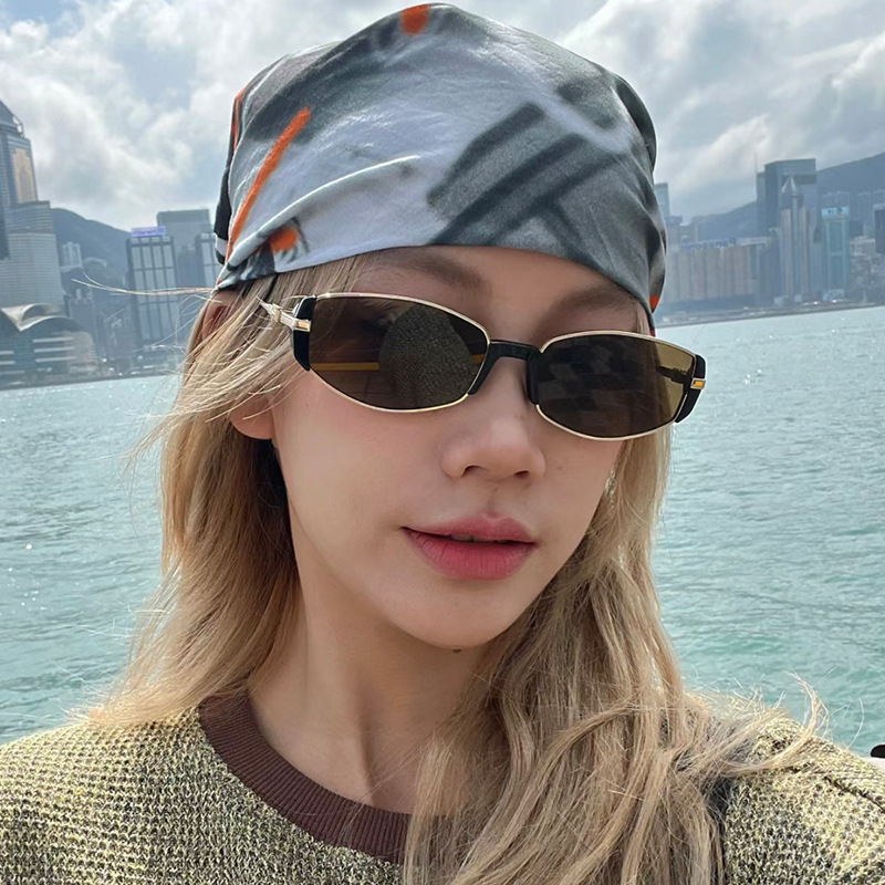 Fashionable retro trend sunglasses solar-powered